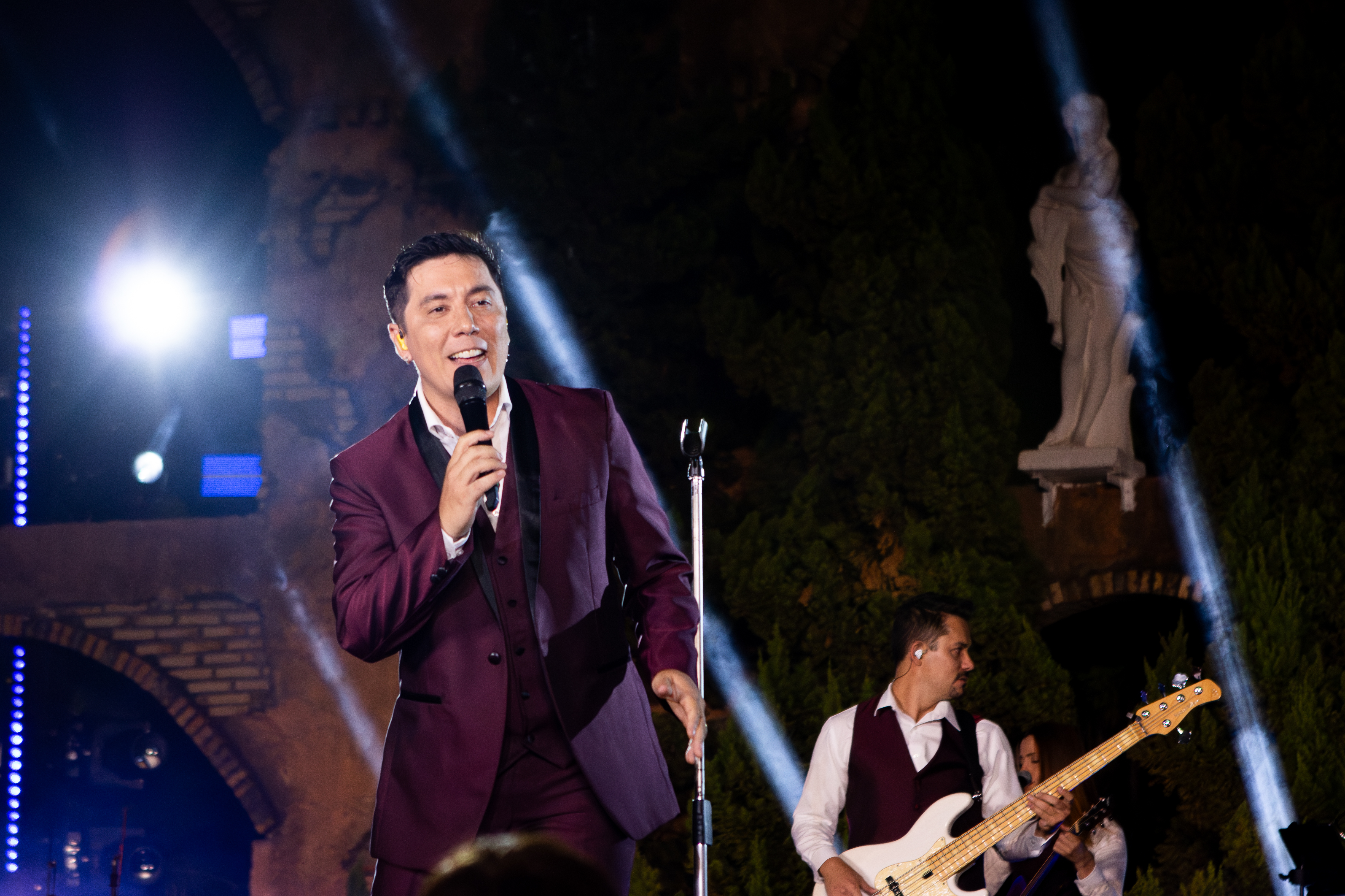 Jhean Marcell em apresentação ao vivo